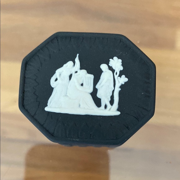 New Vintage Wedgwood Jasperware Fluted Grecian Trinket Box - Picture 1 of 5